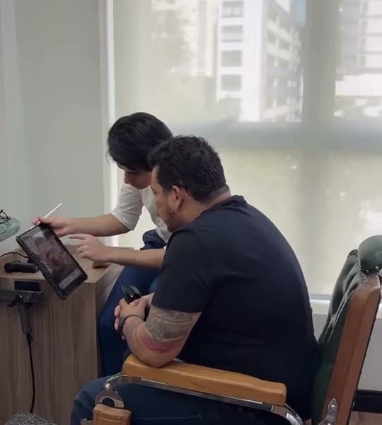 Nortonn mostrando a análise no tablet para um cliente