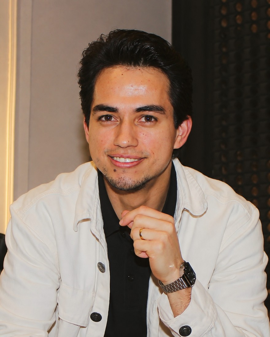 Nortonn Ferreira sorrindo, olhando para a frente